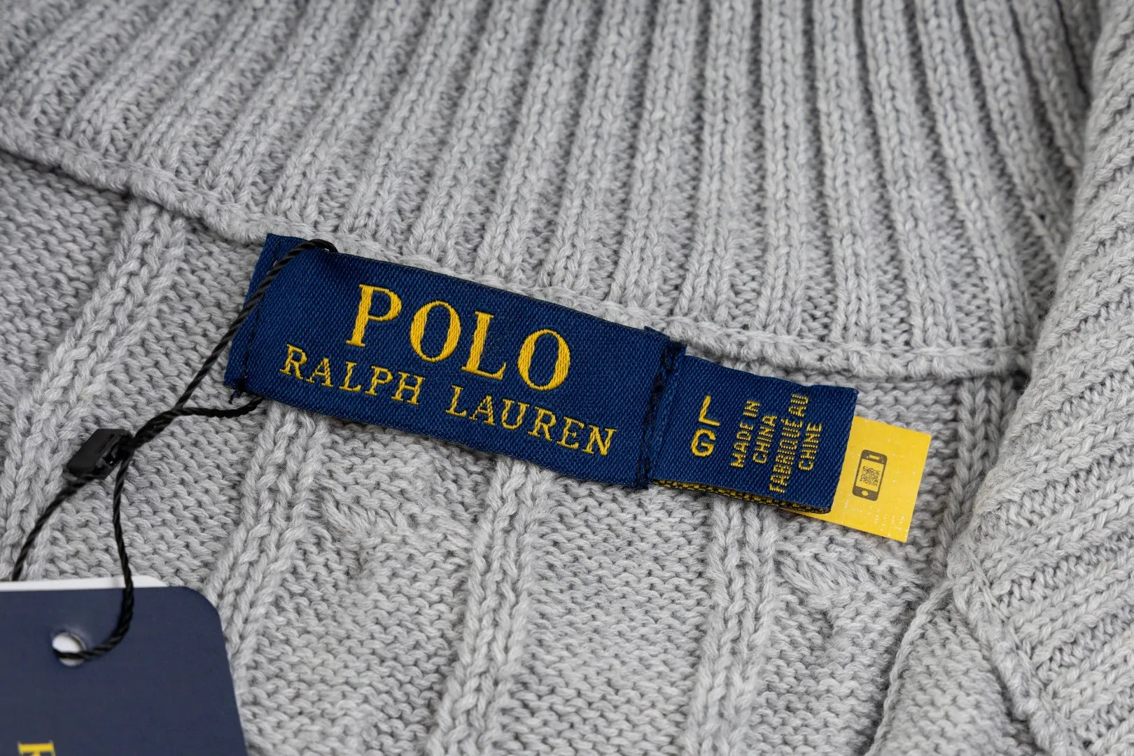 P236 #R92 RALPH LAUREN Ralph Lauren fifteen colors classic small label embroidery logo turtleneck pullover half-zip knitted cable sweater with high-density LOGO embroidery on the chest and original customized tag accessories. Made of pure cotton yarn, pure cotton is skin-friendly and comfortable, small label war horse embroidered twist turtleneck sweater 🐎 high quality, follow the blogger to learn how to wear it! Let’s buy a Ralph Lauren cable sweater. It’s a super hard-to-find series after it became popular. It’s hard to find one on the official website. It’s simple and practical to wear, with a lazy and loose feel. The thickened fabric has more texture, feels soft and delicate, and has a loose fit. Whether worn alone or layered, you can wear different styles of fashion with just one piece!   Size：XS S M L